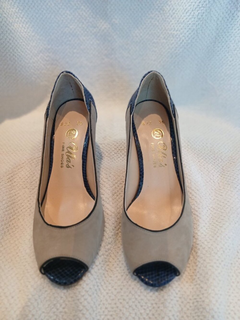 Low heels in bisque suede leather with croco embossed contrast leather.